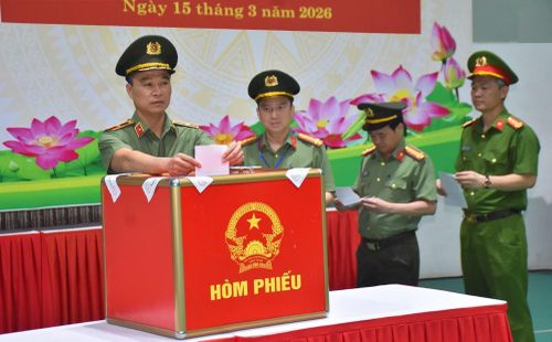 Giám đốc Công an tỉnh, Thiếu tướng Tô Anh Dũng cùng các đại biểu và cử tri lần lượt tiến hành bỏ phiếu. Ảnh: Đình Hợp