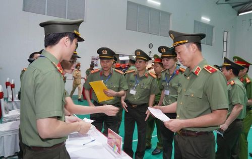 Cử tri công an tỉnh Thanh Hóa tham gia bỏ phiếu. Ảnh: Đình Hợp