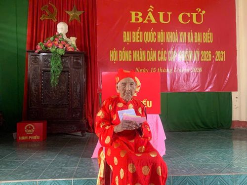 Cụ Dương Thị Sáo tại điểm bầu cử