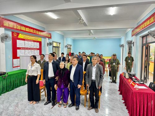 Bà Mẹ Việt Nam Anh hùng Đỗ Thị Điểm (ở giữa) tham dự lễ khai mạc bầu cử