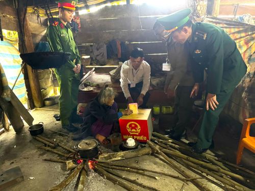 Hòm phiếu được đưa đến nhà các cử tri già yếu không có điều kiện đến trực tiếp đến điểm bỏ phiếu