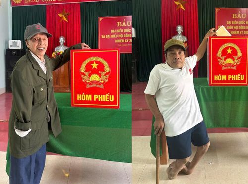 Cử tri là người khuyết tật tham gia bỏ phiếu tại Khu vực bỏ phiếu số 13 xã Cam Lộ