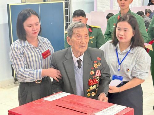 Cử tri lớn tuổi được hỗ trợ thực hiện quyền bầu cử
