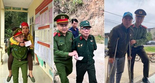 Cán bộ Công an xã Trung Sơn, Hoằng Hóa hỗ trợ các cử tri đi lại khó khăn đến điểm bỏ phiếu. Ảnh: Đình Hợp