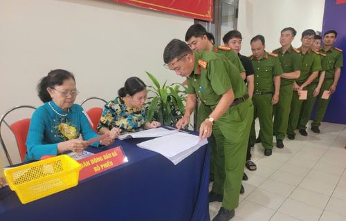 Cử tri là cán bộ, chiến sĩ thuộc Phòng PC04 - Công an TP. Hồ Chí Minh tham gia bỏ phiếu bầu cử tại điểm bỏ phiếu số 76, phường Chánh Hưng. Ảnh: Quang Phương