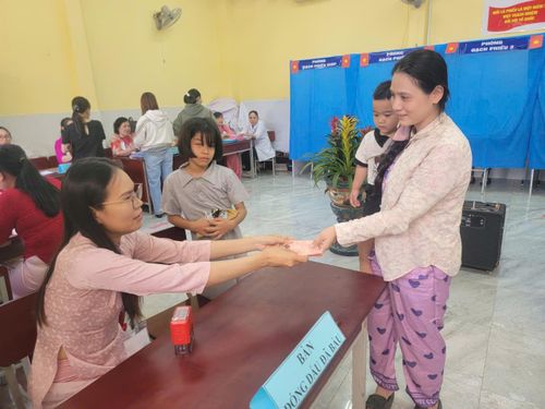 Cử tri Huỳnh Mỹ Bích Vân hoàn thành bỏ phiếu bầu cử. Ảnh: Quang Phương