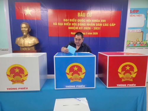 Cử tri Triệu Phước (SN: 1957) bỏ phiếu bầu cử. Ảnh: Quang Phương