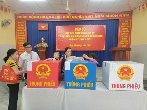 Cử tri Huỳnh Mỹ Bích Vân bỏ phiếu bầu cử. Ảnh: Quang Phương.