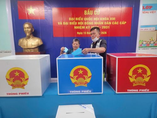 Cử tri Nguyễn Thị Đỡ (SN: 1949) tham gia bỏ phiếu. Ảnh: Quang Phương