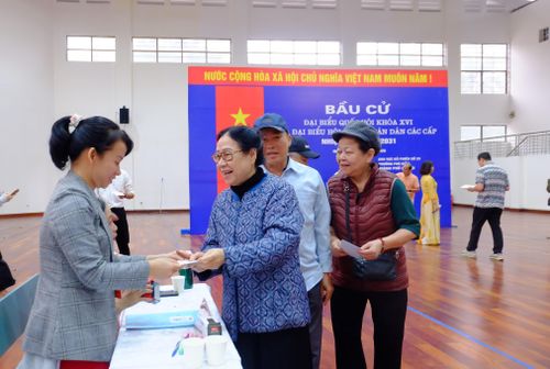 NSND Thanh Hoài hoàn thành bỏ phiếu từ sớm