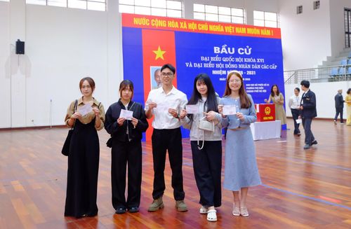 Sinh viên ngành nghệ thuật hoàn thành trách nhiệm công dân