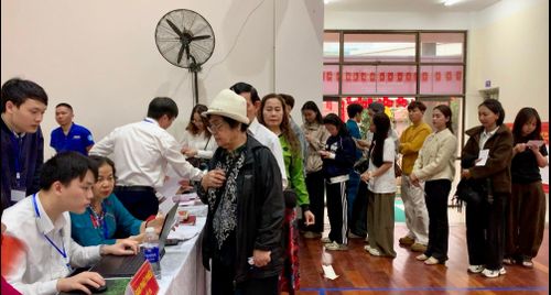 Biên đạo múa Nguyễn Hải Trường cùng các nghệ sĩ trẻ, sinh viên nghệ thuật xếp hàng nhận phiếu bầu cử