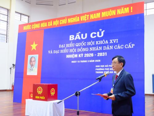 Tổ trưởng Tổ bầu cử khu vực bỏ phiếu số 23 phường Phú Diễn Nguyễn Năng Hùng phát biểu khai mạc