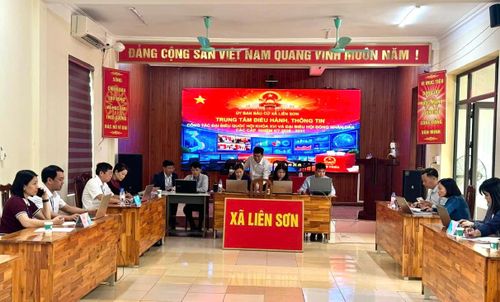 Chủ tịch UBND xã, Chủ tịch Ủy ban bầu cử xã Bùi Quốc Hoàn chỉ đạo chặt chẽ việc tổ chức các quy trình bầu cử. Ảnh T. Tâm