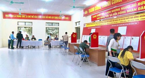 Các điểm bỏ phiếu đều có cán bộ của tổ bầu cử hướng dẫn tận tình. Ảnh T. Tâm