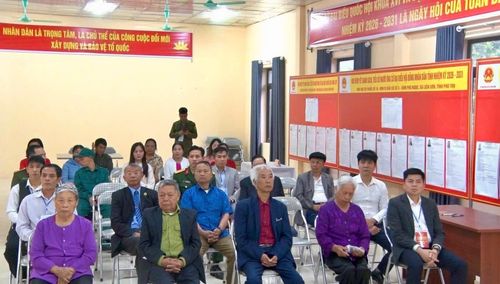 Cử tri xã Liên Sơn tại các khu vực bỏ phiếu. Ảnh: T. Tâm