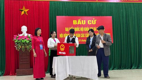 Công tác kiểm tra hòm phiếu được thực hiện nghiêm túc. Ảnh: T.Tâm