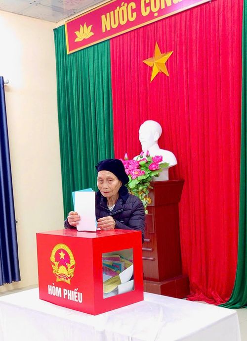 Cụ Đỗ Thị Bé, xóm Phú Ngọc đi bầu cử ngay từ sáng sớm. Ảnh: T. Tâm