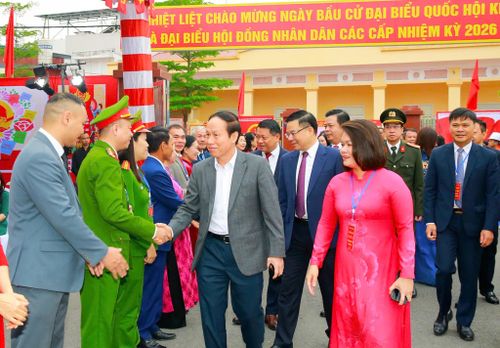 Bí thư Thành ủy, Trưởng Đoàn ĐBQH thành phố Lê Tiến Châu dự khai mạc và thực hiện quyền bầu cử. Ảnh: Duy Thính