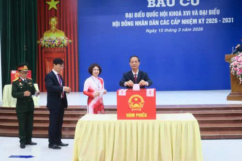 Phó Bí thư Thường trực Thành ủy Đỗ Mạnh Hiến thực hiện quyền và nghĩa vụ công dân, bỏ phiếu bầu đại biểu Quốc hội và đại biểu HĐND các cấp
