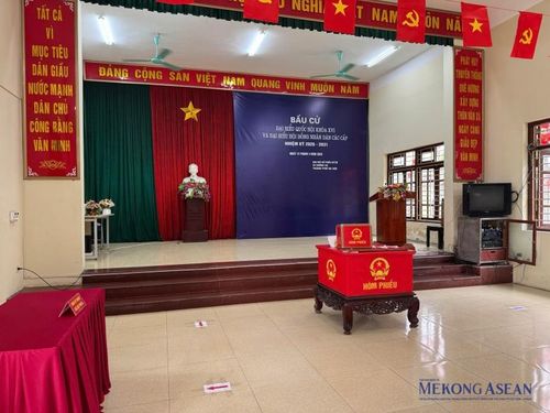 Ngay từ sáng sớm, các thành viên trong Tổ bầu cử số 19 xã Thường Tín (Hà Nội) đã có mặt để kiểm tra lại cơ sở vật chất, sắp xếp khu vực bỏ phiếu và chuẩn bị các khâu cần thiết trước giờ mở hòm phiếu.