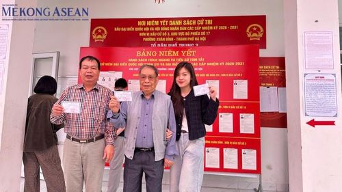 Nguyễn Thùy Anh cùng bố và ông nội tại điểm bầu cử. Ảnh: Hà Anh/Mekong ASEAN.