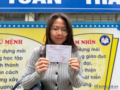 Lần đầu cầm lá phiếu bầu cử của Nguyễn Hải Yến sau nhiều năm du học. Ảnh: Hà Anh/Mekong ASEAN.