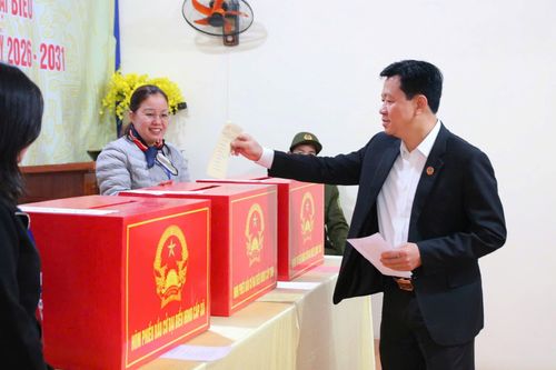 Chánh án TAND tỉnh Điện Biên Phan Văn Khanh thực hiện quyền công dân tại khu vực bỏ phiếu trên địa bàn phường Mường Thanh.