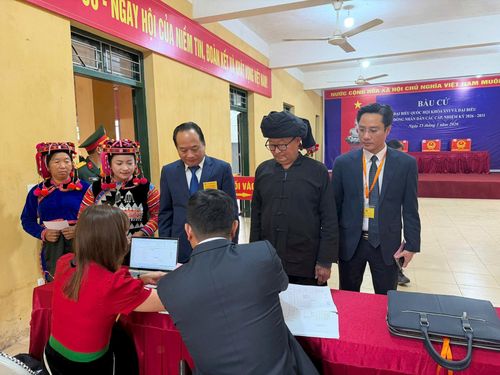 Phó Chủ tịch UBND tỉnh Điện Biên Nguyễn Minh Phú (thứ 3 từ phải qua) nói chuyện với các cử tri tại khu vực bỏ phiếu số 4, bản Tả Kố Khừ, xã Sín Thầu.