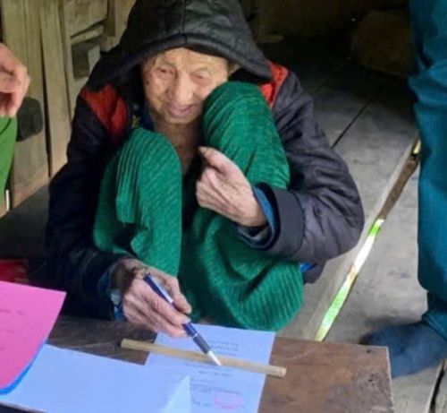 Cụ bà Hoàng Thị Tồng, xóm Lũng Liềm, xã Yên Thổ, sinh năm 1907 (119 tuổi) là người cao tuổi nhất của tỉnh Cao Bằng nâng niu lá phiếu của mình. Cụ được xem là nhân chứng thế kỷ của các kỳ bầu cử Việt Nam
