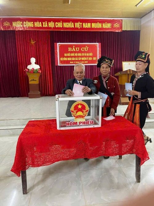 Cử tri đi bỏ phiếu bầu sáng 15/3.