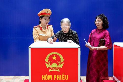 Mỗi lá phiếu được bỏ vào hòm phiếu là sự gửi gắm niềm tin, kỳ vọng của Nhân dân đối với những đại biểu đại diện cho ý chí, nguyện vọng của mình. Những hành động thiết thực, gần dân của lực lượng CSGT đã góp phần bảo đảm cho Ngày hội bầu cử diễn ra an toàn, dân chủ, đúng pháp luật, tiếp tục củng cố niềm tin của Nhân dân đối với lực lượng Công an nhân dân.