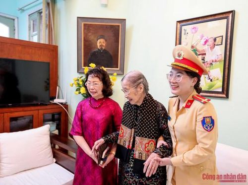 Tổ công tác của Phòng CSGT Công an TP Hà Nội có mặt tại nhà hỗ trợ cụ Thuận đến điểm bỏ phiếu.