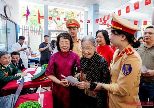 Niềm vui của cụ Thuận khi được thực hiện trách nhiệm, quyền và nghĩa vụ của mình, lựa chọn những ứng cử viên tiêu biểu, đủ đức, đủ tài tham gia Quốc hội khóa XVI và HĐND các cấp nhiệm kỳ 2026-2031.