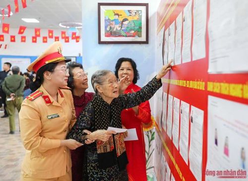 Cụ Thuận xem lại danh sách từng ứng cử viên.