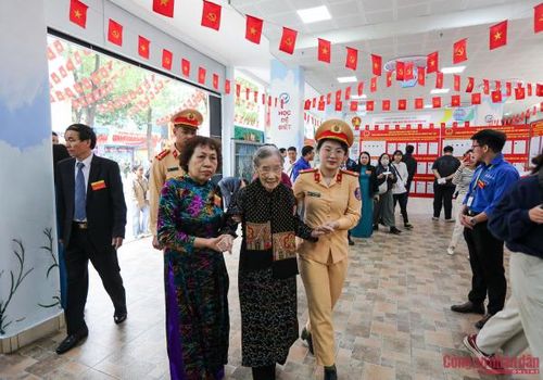 Việc lực lượng CSGT kịp thời hỗ trợ cử tri cao tuổi cũng thể hiện tinh thần trách nhiệm, sự gần gũi, tận tụy phục vụ Nhân dân của lực lượng Công an Thủ đô. Không chỉ bảo đảm trật tự, an toàn giao thông, lực lượng CSGT còn chủ động phối hợp với các đơn vị, địa phương tạo điều kiện thuận lợi để mọi cử tri đều có thể thực hiện đầy đủ quyền và nghĩa vụ công dân của mình.