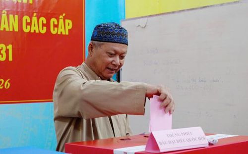 Cử tri là người đồng bào Chăm bỏ phiếu bầu cử tại khu vực bỏ phiếu số 26 (phường Gia Định.
