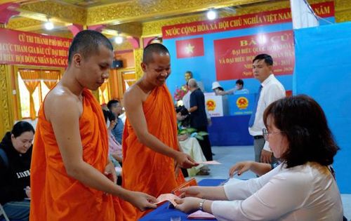 Chư Tăng, Phật tử của chùa thực hiện việc bỏ phiếu bầu cử.
