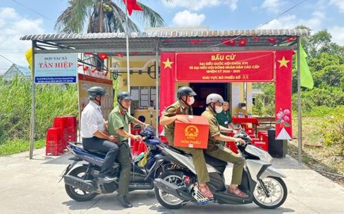 Lực lượng chức năng đưa hòm phiếu phụ đến tận nhà để cử tri già yếu, bệnh tật thực hiện quyền bầu cử.