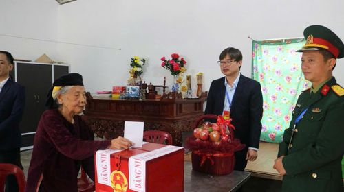 Cụ Nguyễn Thị Tửu, 106 tuổi, cử tri cao tuổi của xã Mỹ Đức không giấu được niềm phấn khởi khi cầm trên tay lá phiếu của mình.