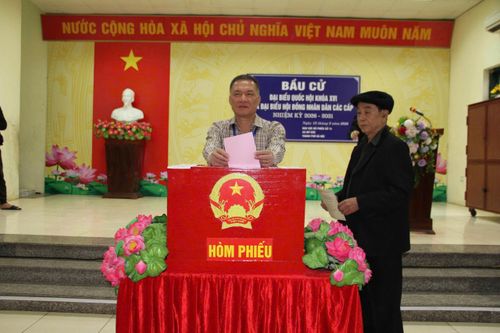 Chủ tịch UBND xã Mỹ Đức Nguyễn Quang Đường dự lễ khai mạc và thực hiện quyền công dân của mình tại khu vực bỏ phiếu số 14 (Nhà văn hóa thôn Thượng Tiết).