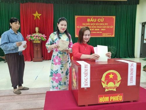 Cử tri trẻ tuổi nhất của xã Hồng Sơn bỏ phiếu.