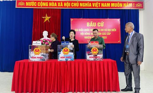 Cử tri doanh nghiệp Công ty Cổ phần Thương mại Tổng hợp Cao Bằng tham gia bỏ phiếu tại đơn vị bầu cử số 5, phường Thục Phán. 