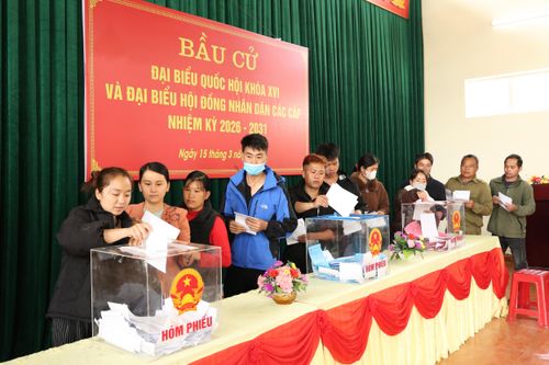 Cử tri xã Đình Phong tham gia bầu cử tại khu vực bỏ phiếu số 1.