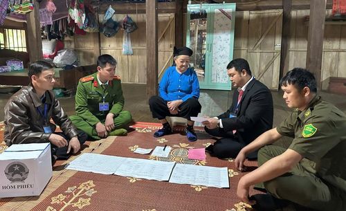 Tổ bầu cử số 5, đơn vị bầu cử số 4, xã Nam Quang hỗ trợ cử tri thực hiện các bước bỏ phiếu.