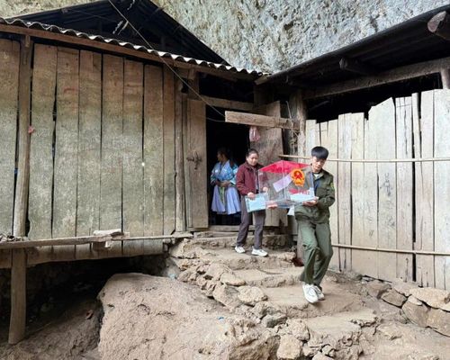 Lực lượng chức năng mang hòm phiếu phụ đến nhà cử tri tại xã Trà Lĩnh.