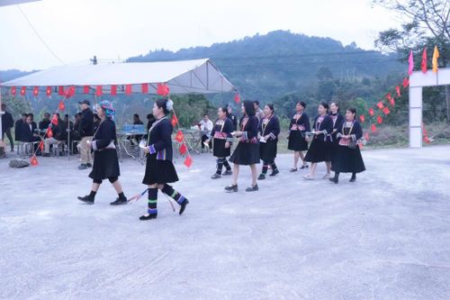Các cử tri trẻ của đồng bào Mông đen háo hức khi được tham gia bầu cử.