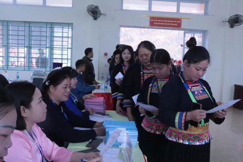 Cầm lá phiếu trên tay, đồng bào Mông đen đặt niềm tin vào những người ứng cử sẽ được lựa chọn hôm nay đem được nhiều tâm tư, nguyện vọng của bà con đến với các cấp.