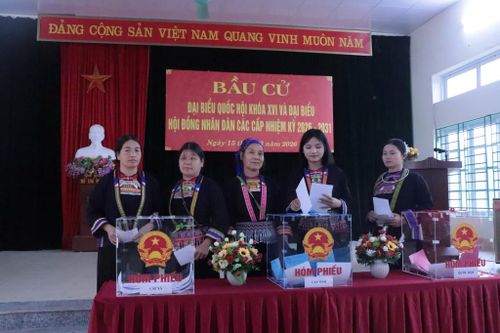 Cử tri thực hiện bỏ phiếu với niềm tin và hi vọng vào một kỳ bầu cử thành công tốt đẹp.