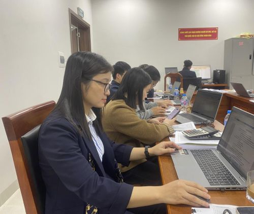 Chuyên viên Tổ giúp việc, Ủy ban Bầu cử tỉnh cập nhật tiến độ bỏ phiếu của các địa phương.